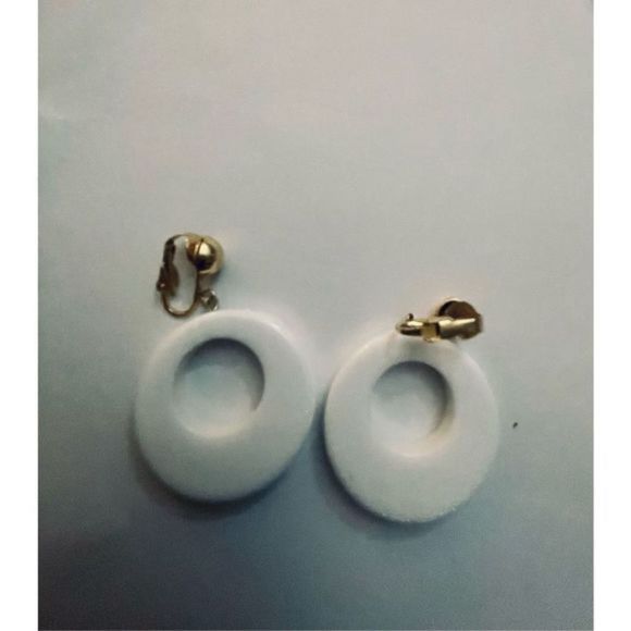 WHITE CIRCLE CUT OUT EARRINGS - Picture 2 of 6